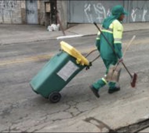 Gari em operação de varrição urbana com dispositivo IoT